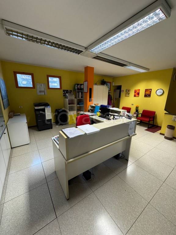 locale commerciale in vendita a Bergamo in zona Campagnola