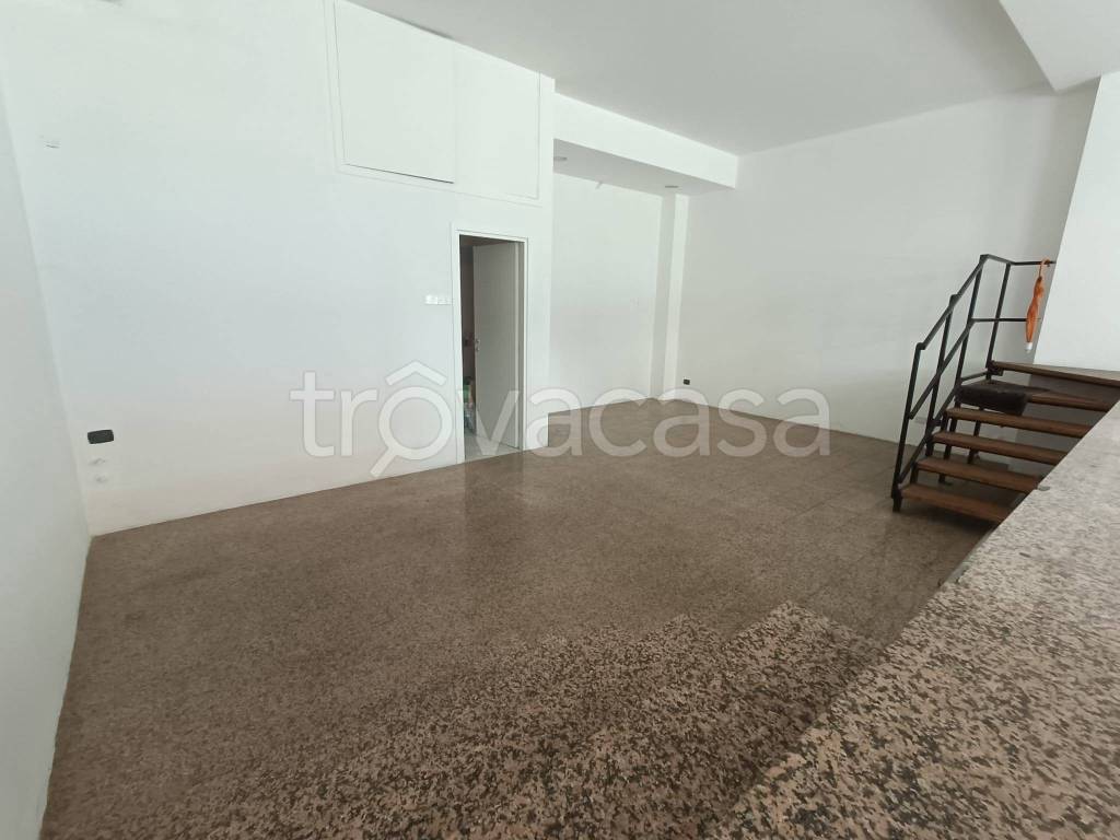 negozio in vendita a Bergamo in zona Bergamo Centro