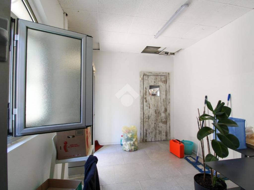 negozio in vendita a Bergamo in zona Colognola