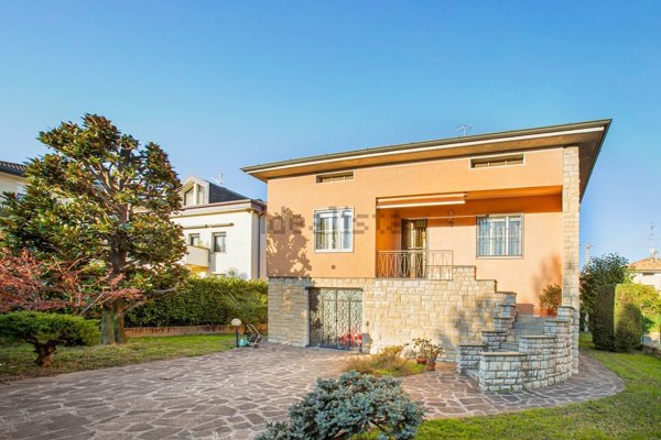 casa indipendente in vendita a Bergamo in zona Colognola