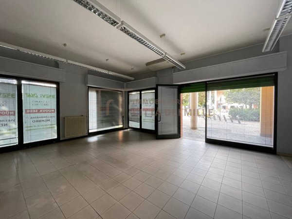 negozio in vendita a Bergamo in zona Celadina
