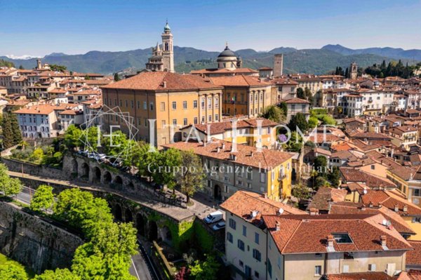intera palazzina in vendita a Bergamo in zona Città Alta