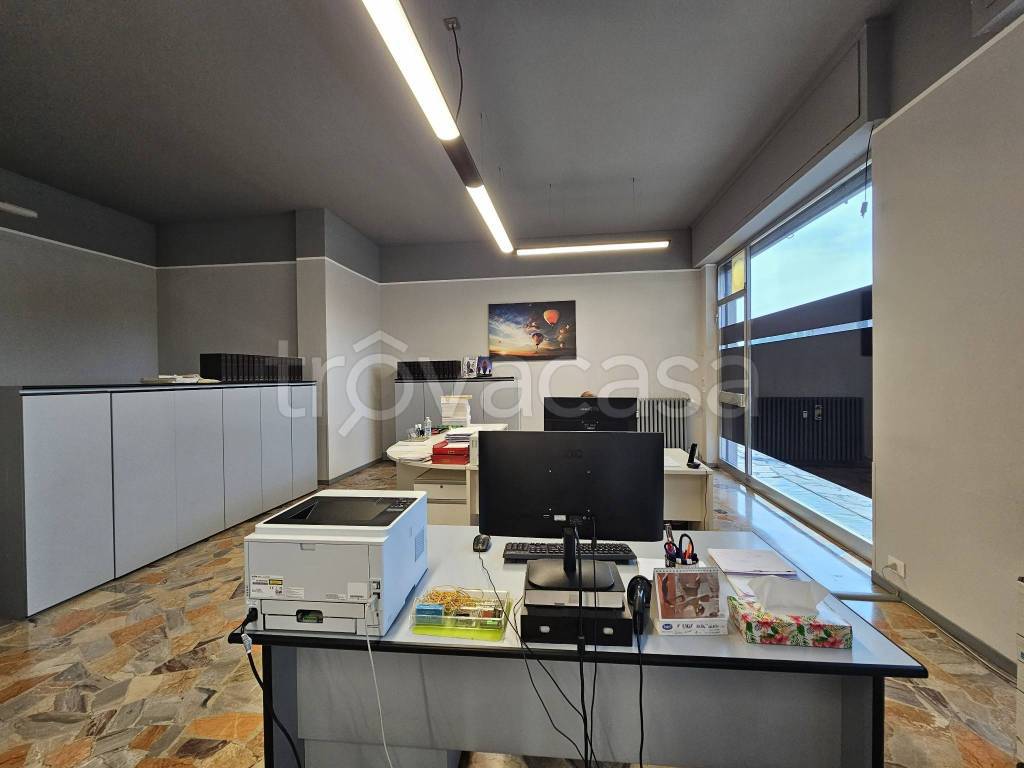 negozio in vendita a Bergamo in zona Canovine