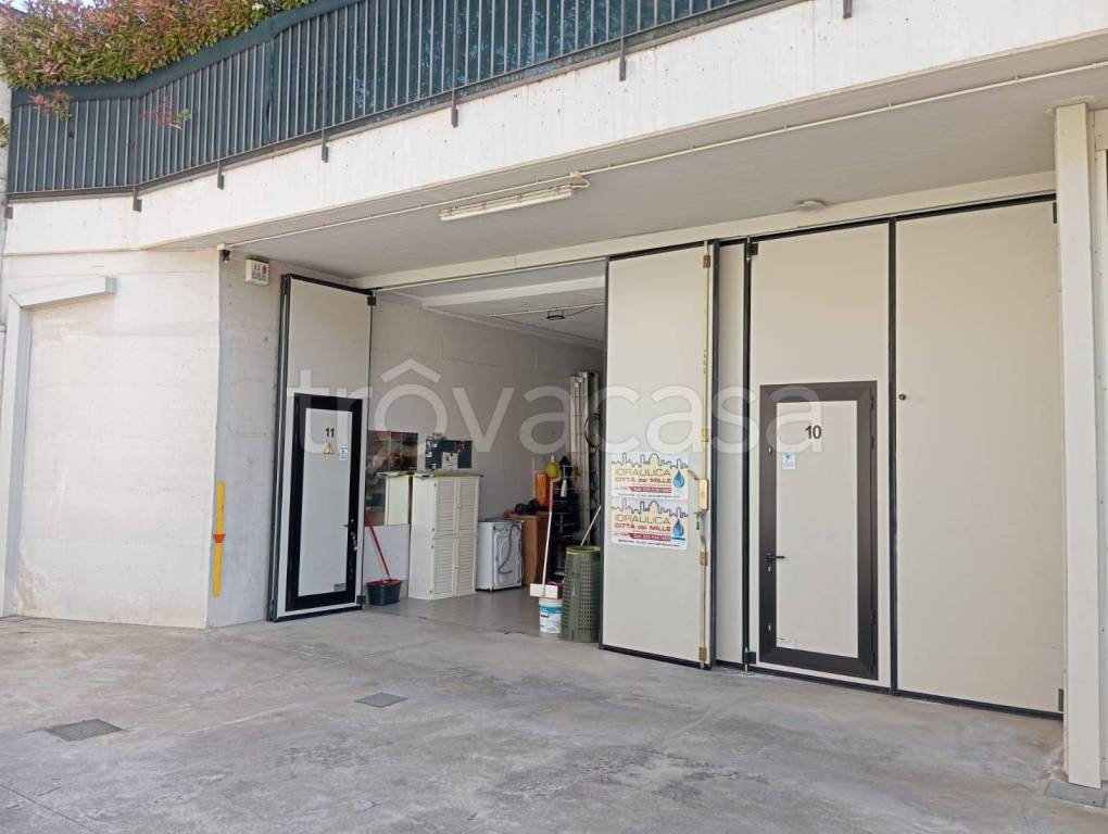locale di sgombero in vendita a Bergamo in zona Canovine