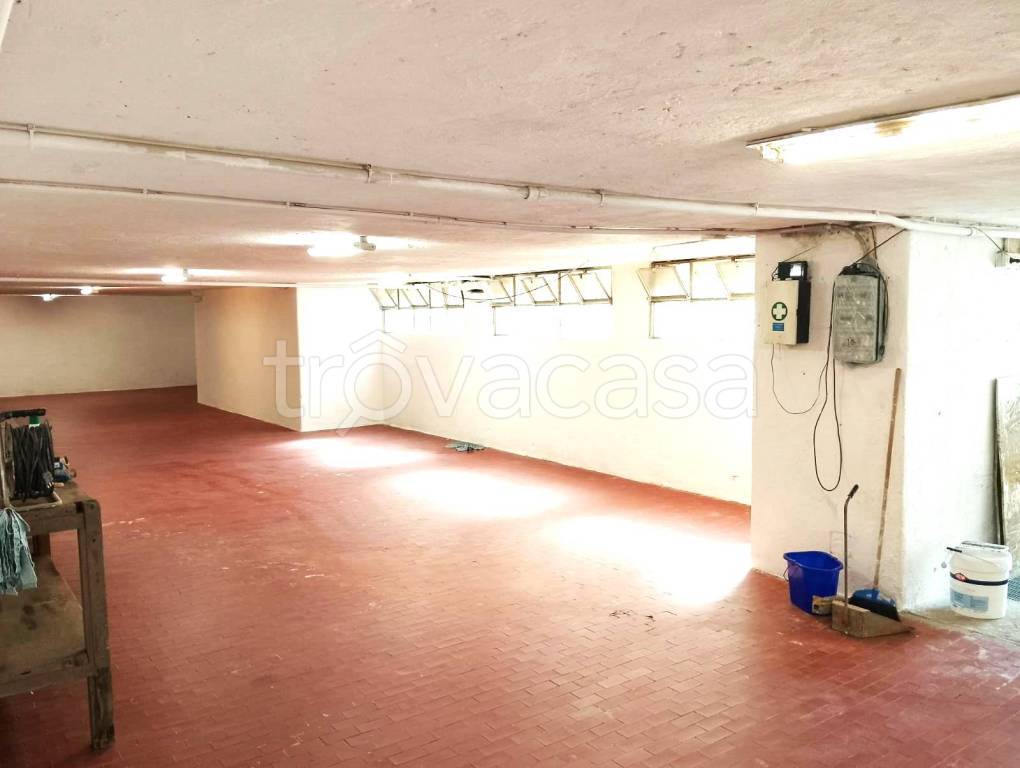 locale commerciale in vendita a Bergamo in zona Valtesse/Valverde