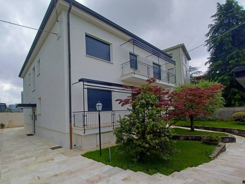 casa indipendente in vendita a Bergamo in zona Loreto