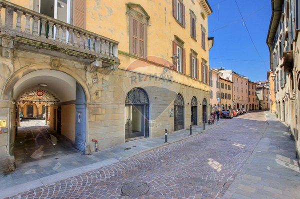 negozio in vendita a Bergamo in zona Borgo Palazzo