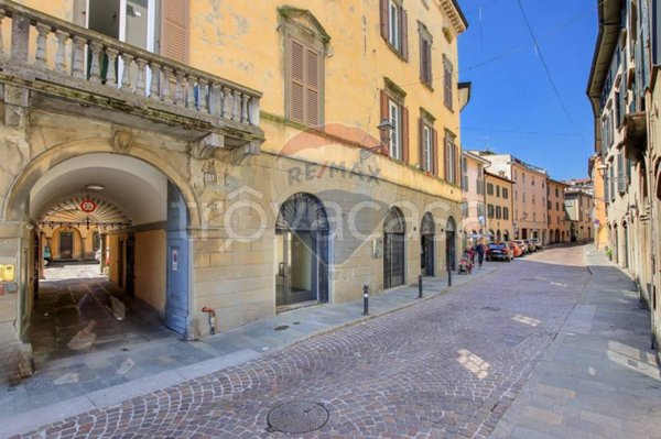 negozio in vendita a Bergamo in zona Borgo Palazzo