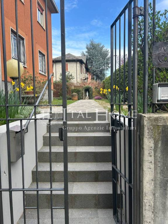 casa indipendente in vendita a Bergamo in zona Conca Fiorita