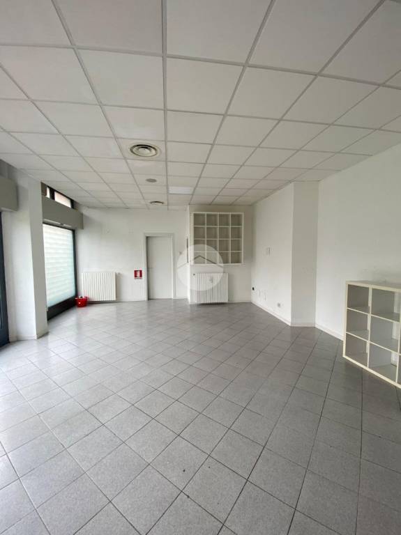 negozio in vendita a Bergamo in zona Boccaleone