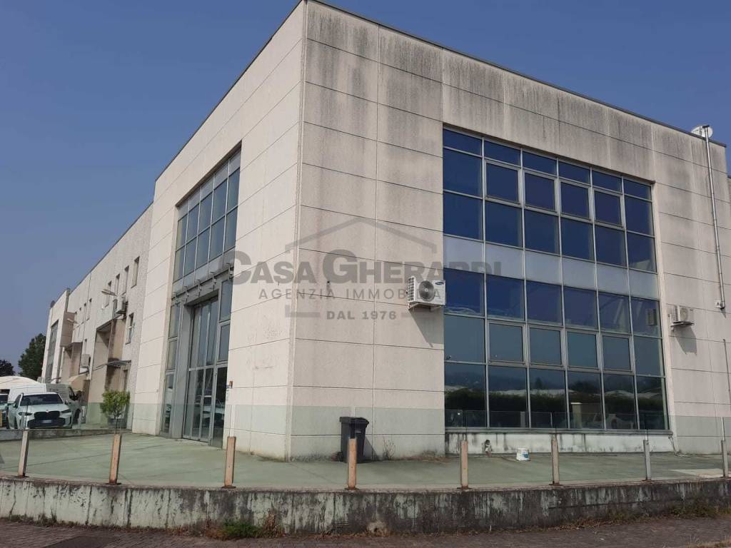 locale commerciale in vendita a Bergamo in zona Canovine