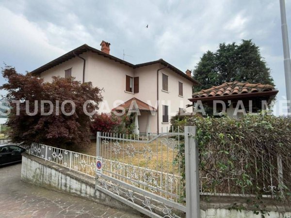 casa indipendente in vendita a Bergamo in zona Città Alta