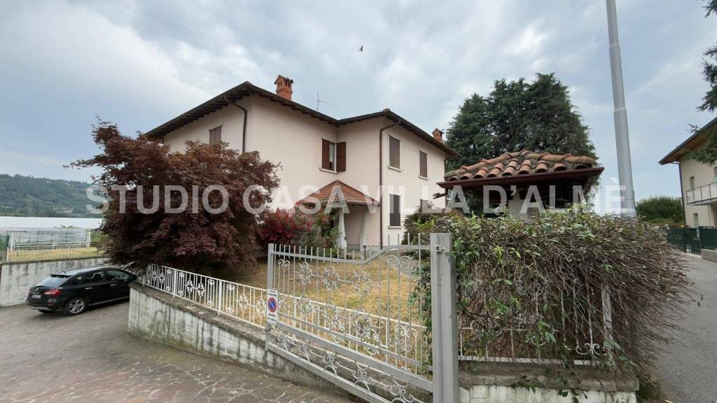 casa indipendente in vendita a Bergamo in zona Città Alta