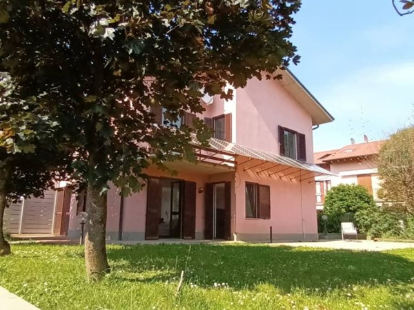 casa indipendente in vendita a Bergamo in zona Longuelo