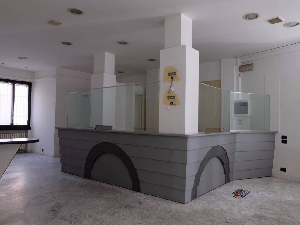 negozio in vendita a Bergamo in zona Borgo Palazzo
