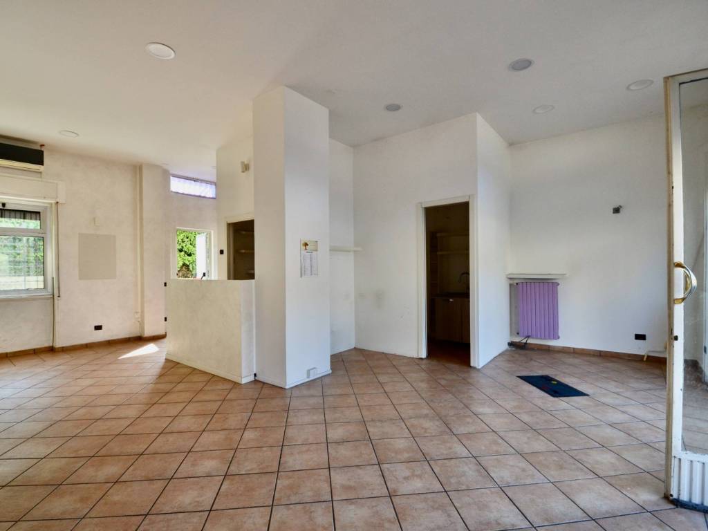 negozio in vendita a Bergamo in zona Redona