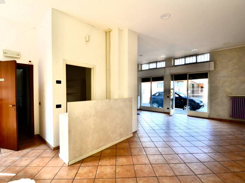 negozio in vendita a Bergamo in zona Redona