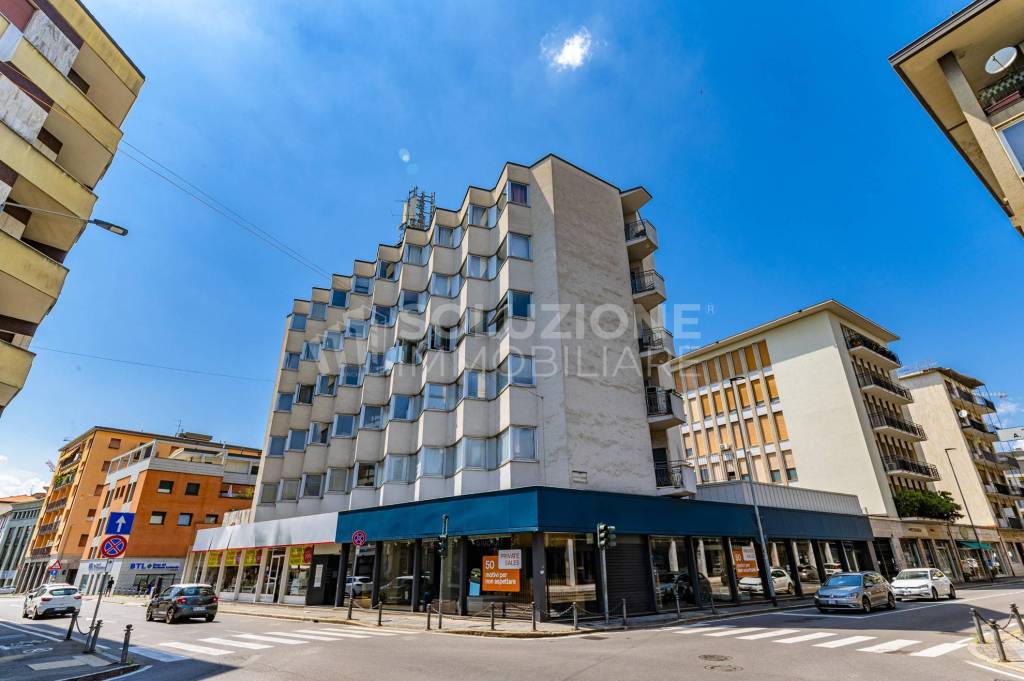 negozio in vendita a Bergamo in zona Bergamo Centro