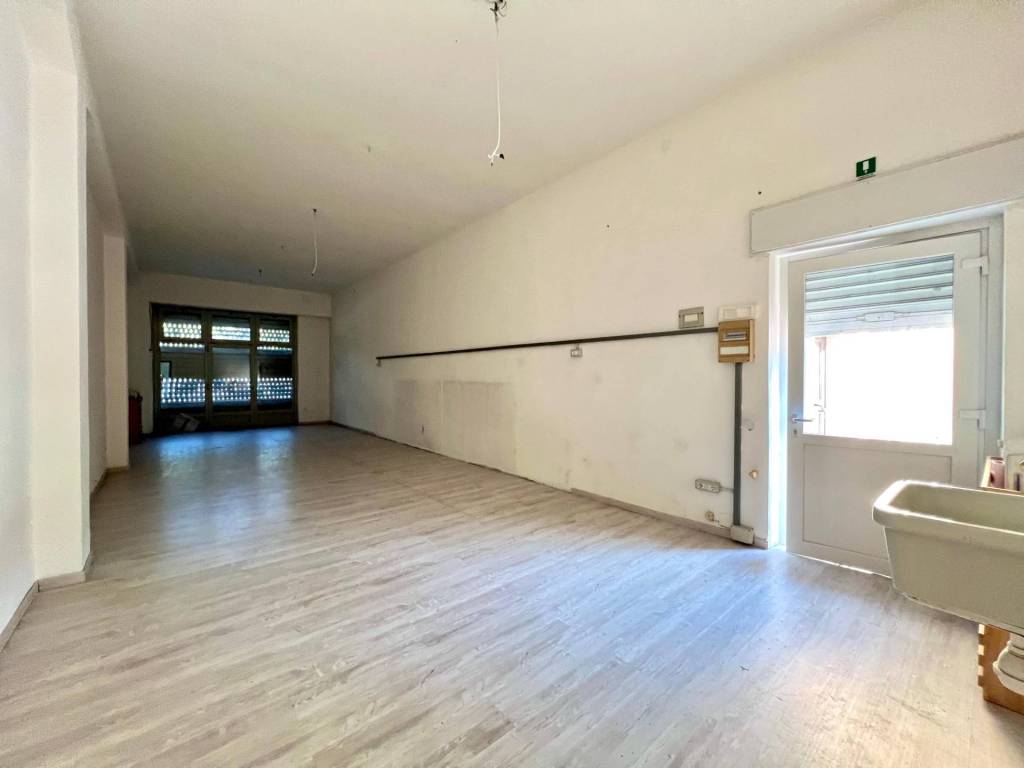 negozio in vendita a Bergamo in zona Conca Fiorita