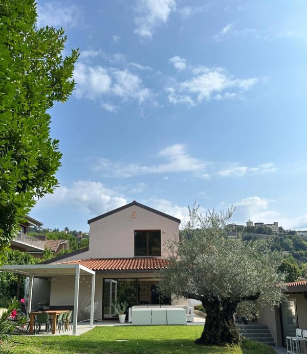 casa indipendente in vendita a Bergamo in zona Conca d'Oro