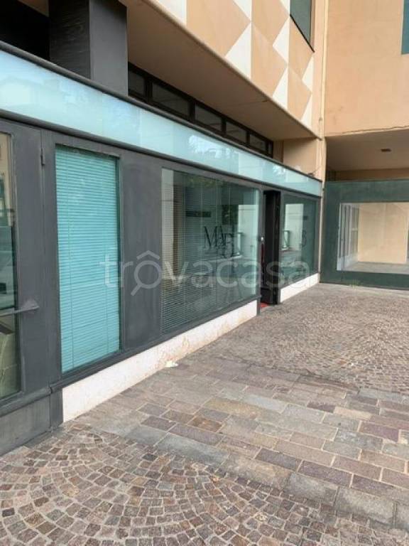 negozio in vendita a Bergamo in zona Bergamo Centro