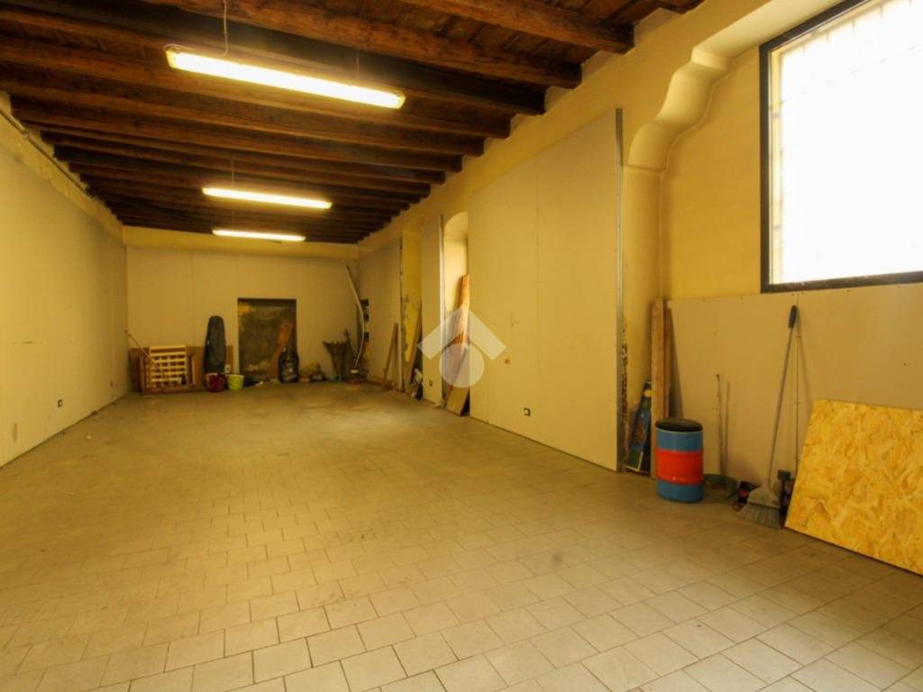 locale commerciale in vendita a Bergamo in zona Borgo Palazzo
