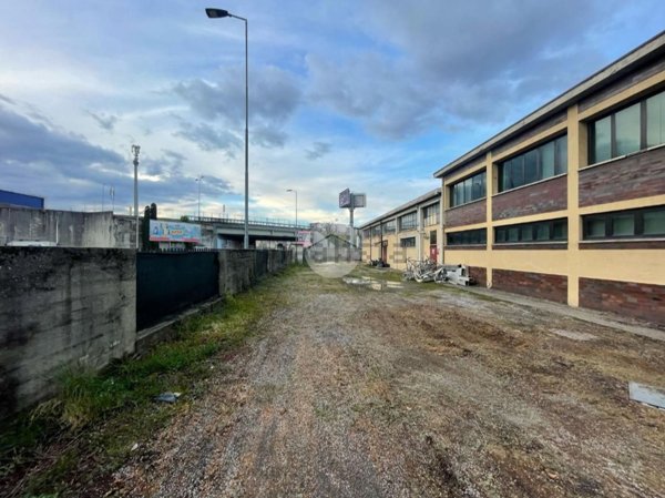 capannone in vendita a Bergamo in zona Campagnola