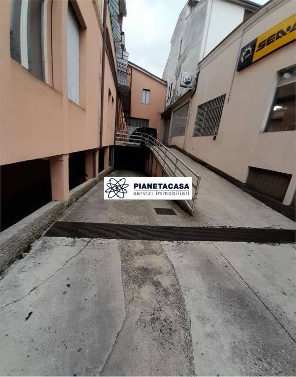locale commerciale in vendita a Bergamo in zona Conca Fiorita
