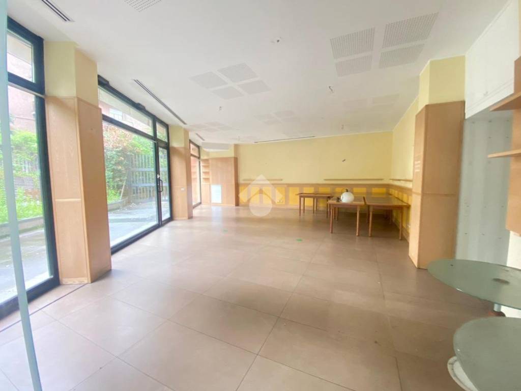negozio in vendita a Bergamo in zona Borgo Palazzo