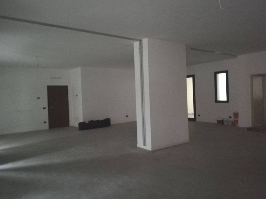 negozio in vendita a Bergamo in zona Bergamo Centro