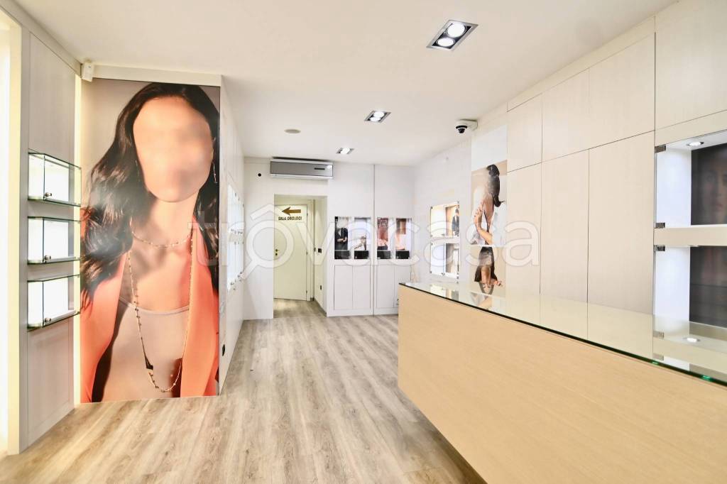 negozio in vendita a Bergamo in zona Borgo Palazzo