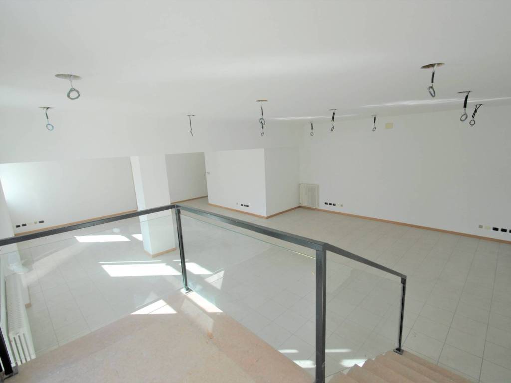 negozio in vendita a Bergamo in zona Borgo Palazzo
