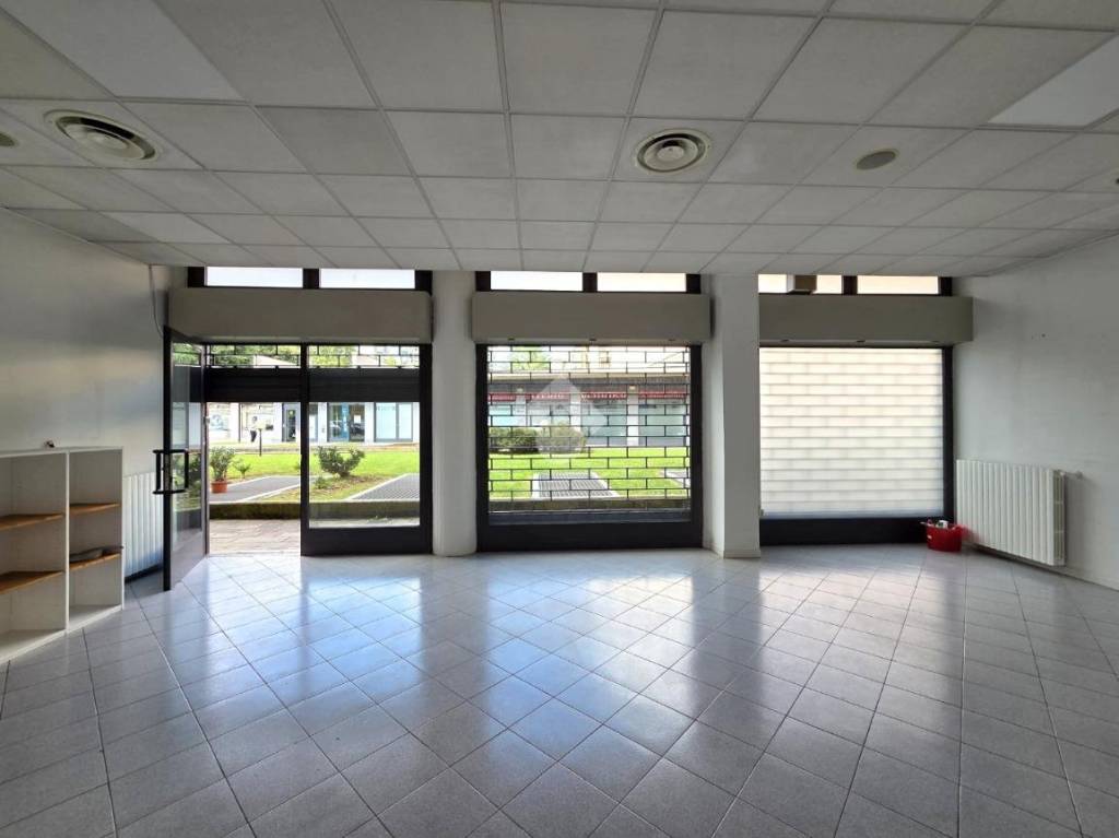 negozio in vendita a Bergamo in zona Boccaleone
