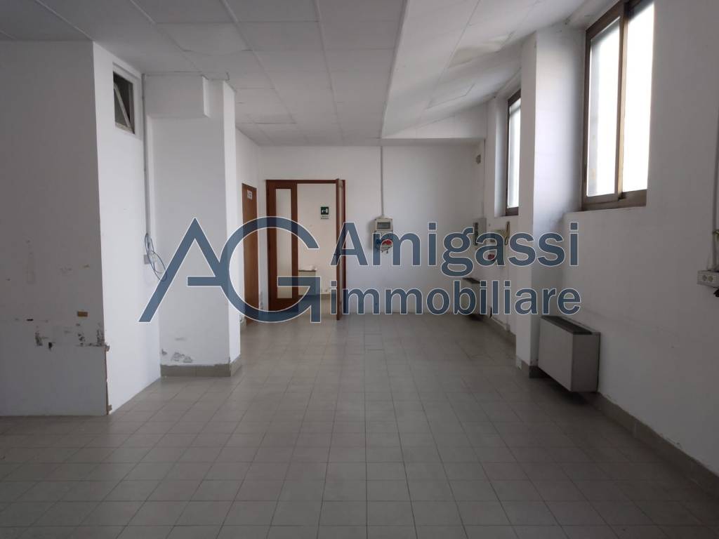 locale commerciale in vendita a Bergamo in zona Campagnola