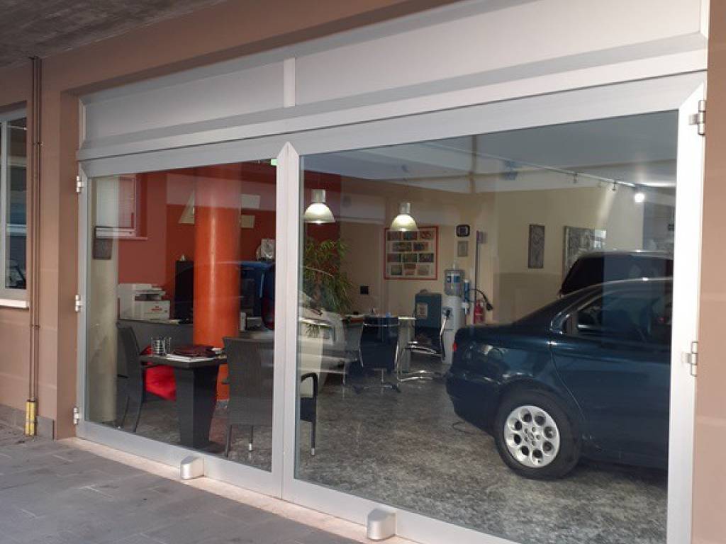 negozio in vendita a Bergamo in zona Colognola