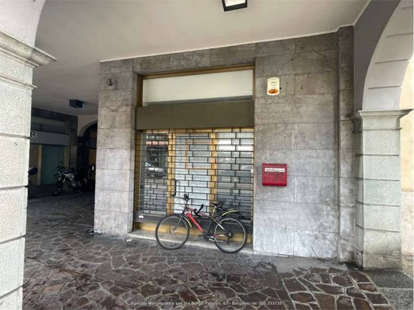 negozio in vendita a Bergamo in zona Borgo Palazzo