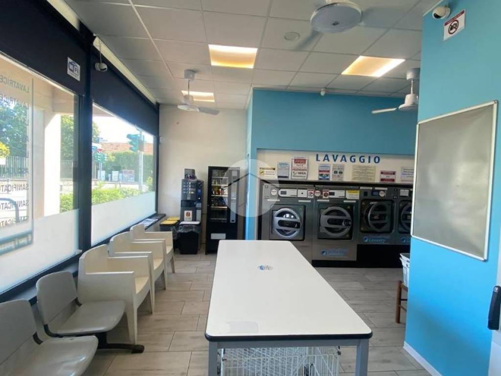 negozio in vendita a Bergamo in zona Boccaleone