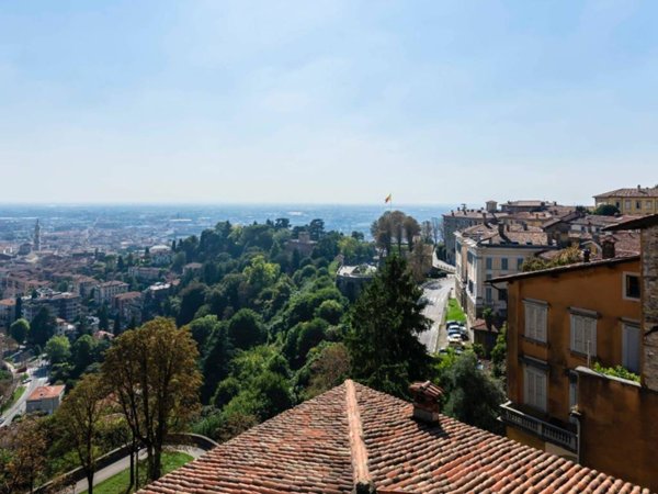 intera palazzina in vendita a Bergamo in zona Città Alta