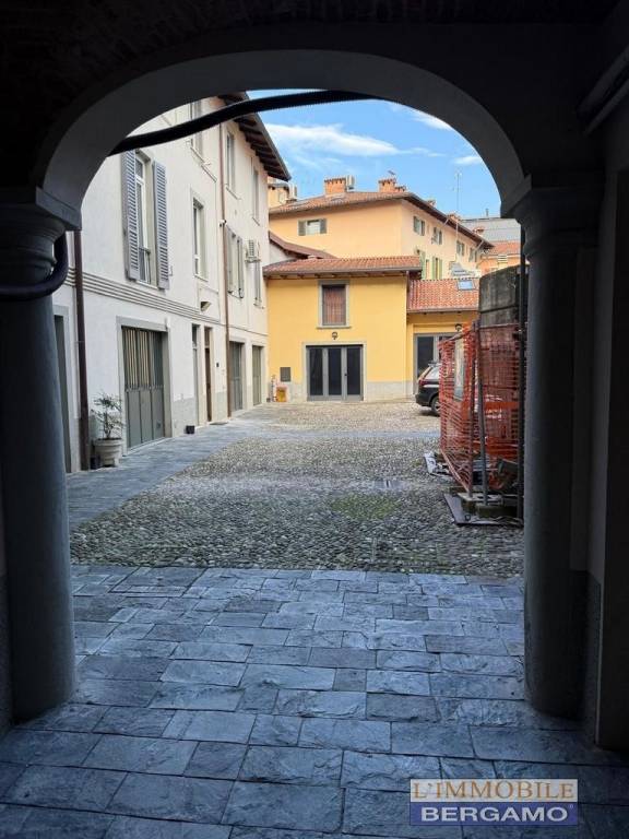 appartamento in vendita a Bergamo in zona Canovine