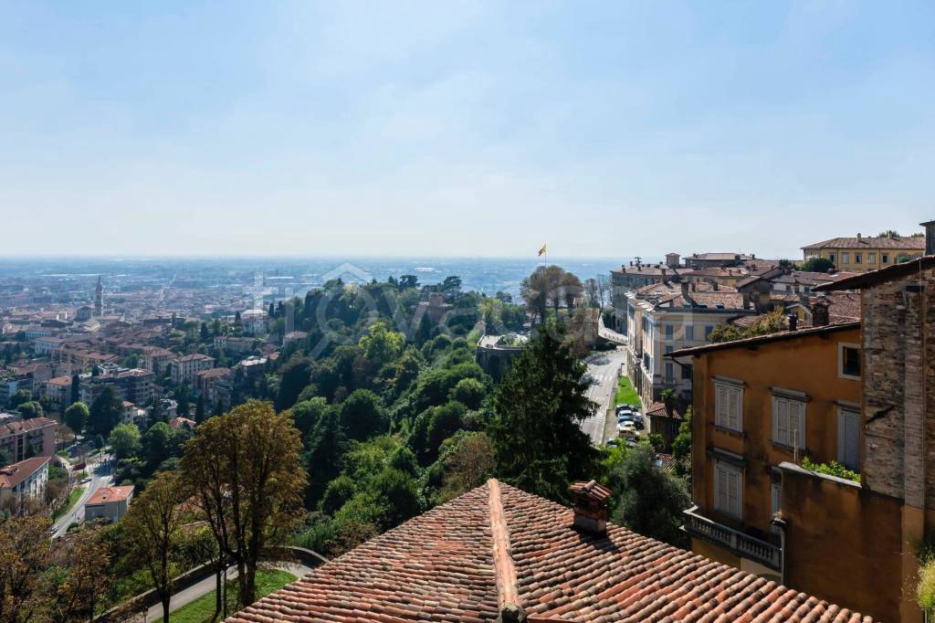 intera palazzina in vendita a Bergamo in zona Città Alta