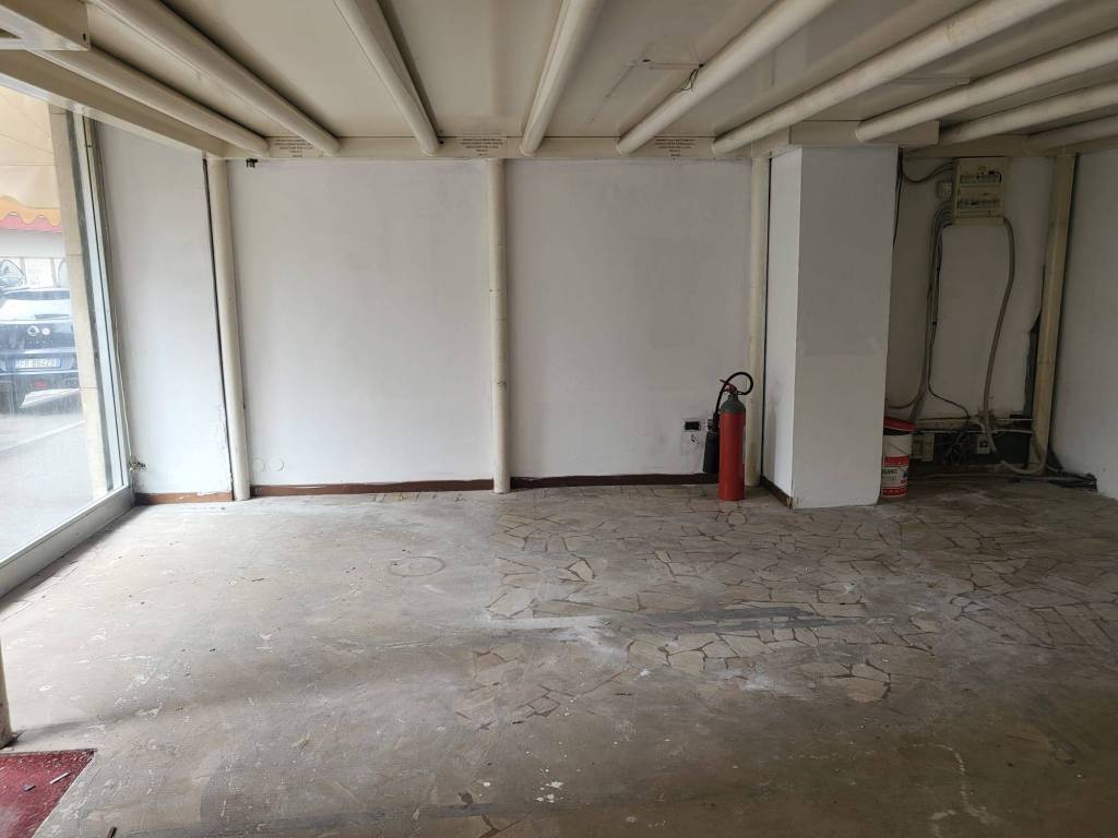 negozio in vendita a Bergamo in zona Longuelo