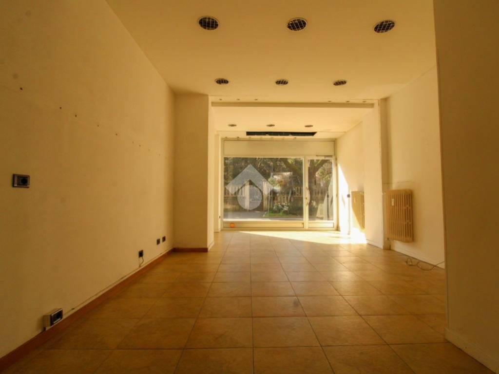 negozio in vendita a Bergamo in zona Longuelo