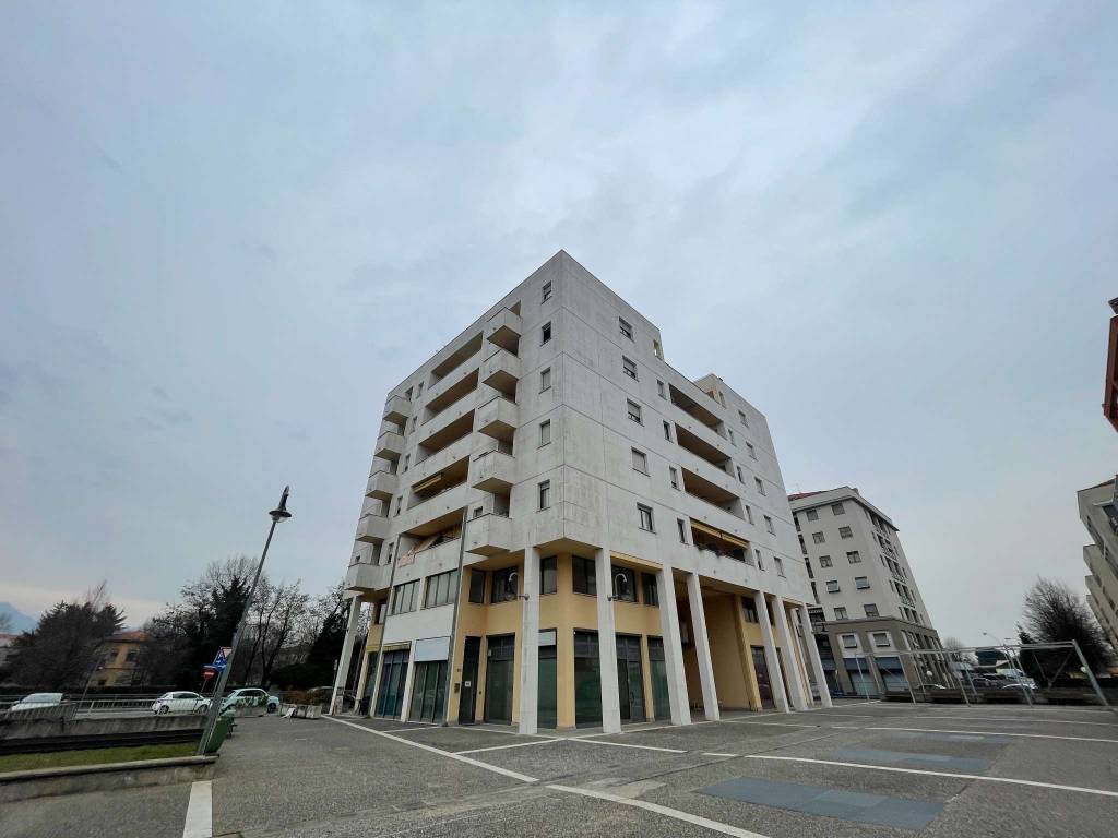 negozio in vendita a Bergamo in zona Borgo Palazzo