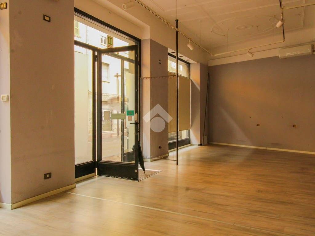 negozio in vendita a Bergamo in zona Borgo Palazzo