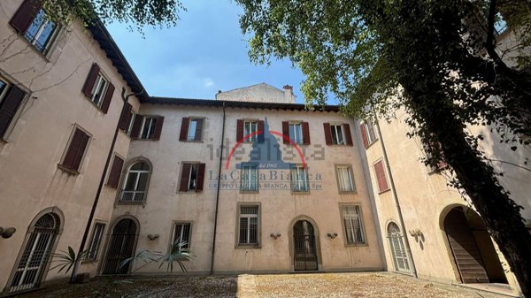 intera palazzina in vendita a Bergamo in zona Borgo Pignolo