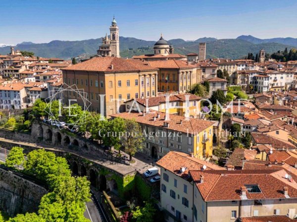 intera palazzina in vendita a Bergamo in zona Città Alta