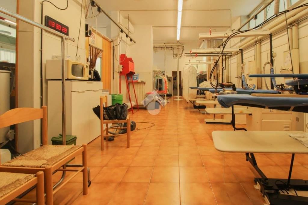 negozio in vendita a Bergamo in zona Conca Fiorita