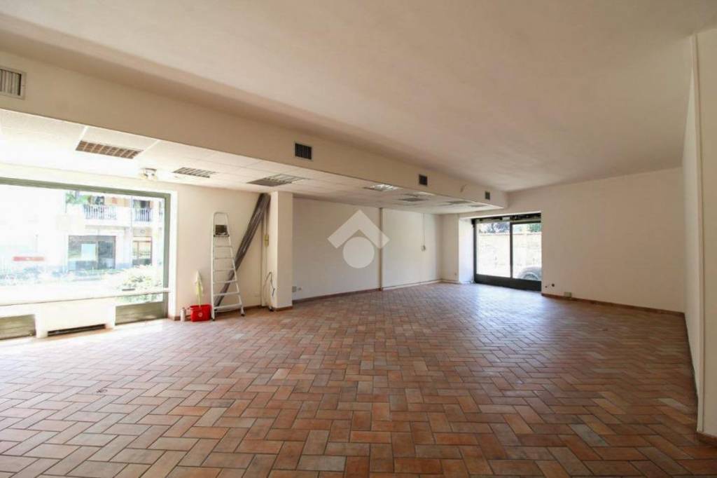 negozio in vendita a Bergamo in zona Colognola