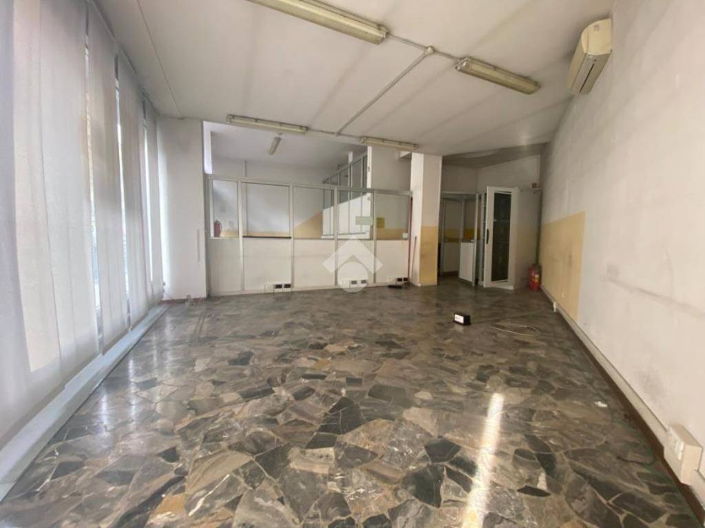 negozio in vendita a Bergamo in zona Bergamo Centro