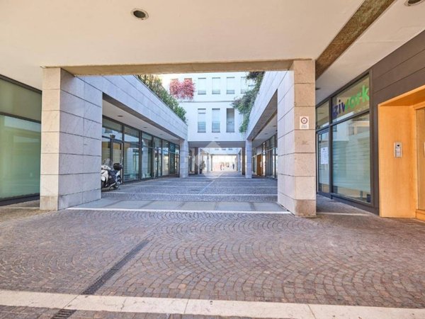 negozio in vendita a Bergamo in zona Redona